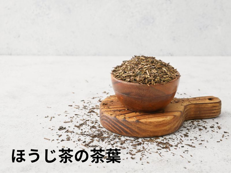 Tè verde Hojicha, in una ciotola dopo il processo di tostatura