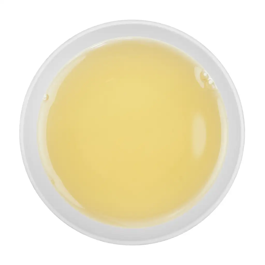 Himalayan Snow Mountain, tè bianco in foglie biologico. Dettaglio del colore in tazza