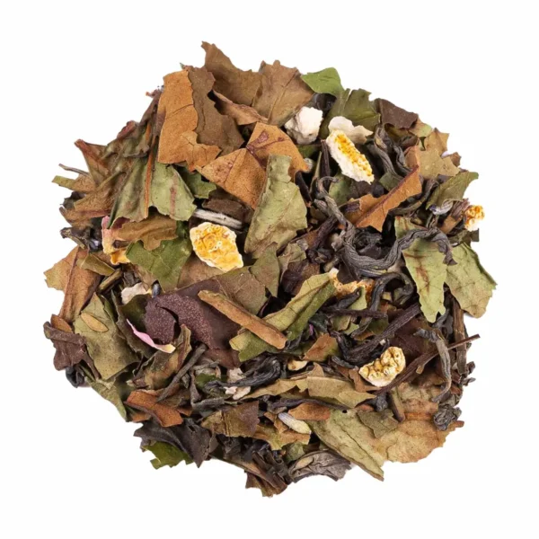 Ingredienti della tisana Risveglio Sensoriale, con evidenza delle foglie di tè bianco e tè verde, della scorza di limone e di arancia